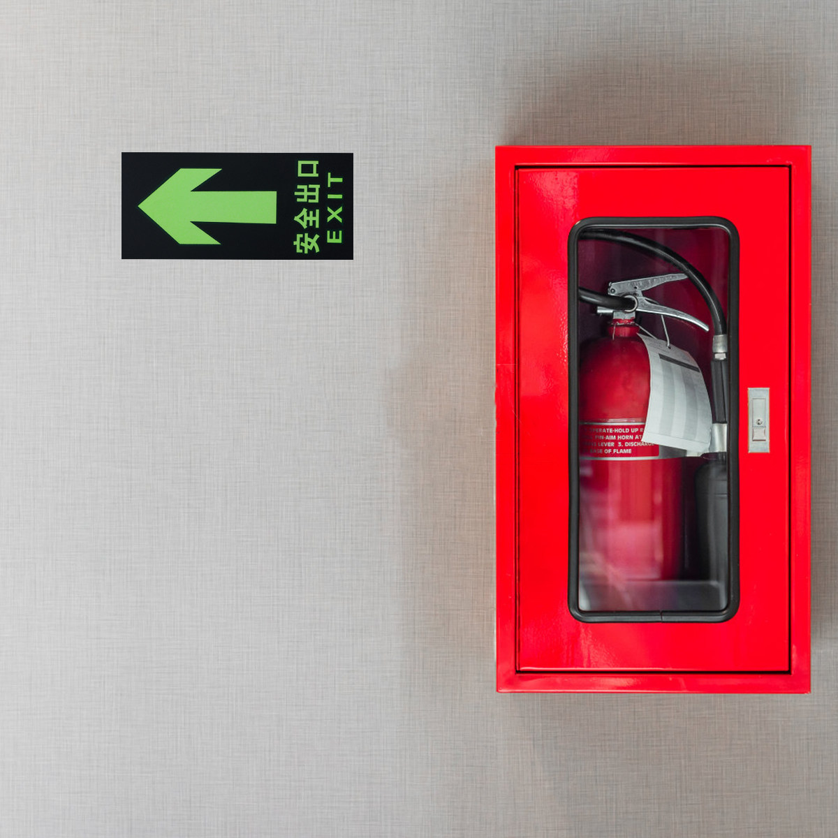 Emergency Exit Sign - 8 szt. Świecące naklejki na ścianę